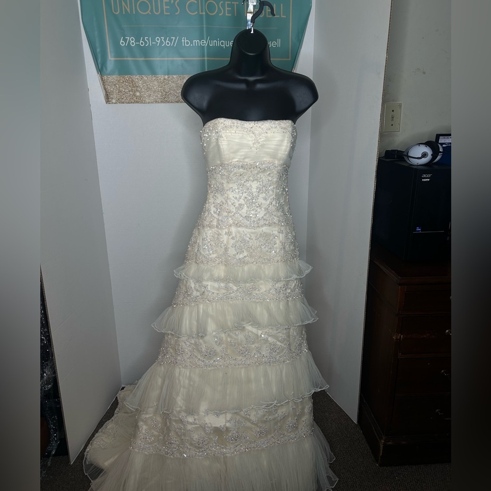 Maggie Sottero size 8 cream color wedding dress